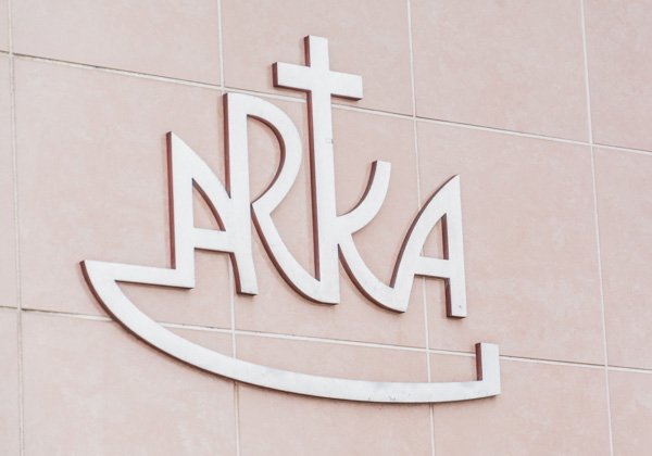 arka o firmie logo na ścianie